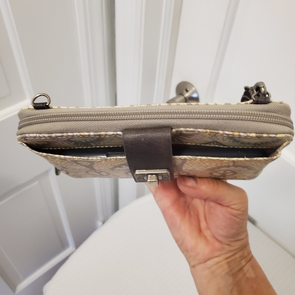 Sakroots "PASTEL ONE WORLD" Print, Cellphone Wallet/Wristlet - Picture 5 of 12